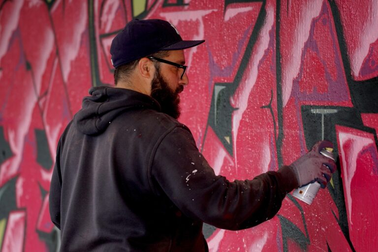 Nox Keller Artist, ist am sprayen, ein rotes Graffiti