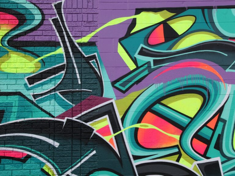 Buntes Graffiti an der Wand. lila, grün, rot, gelb