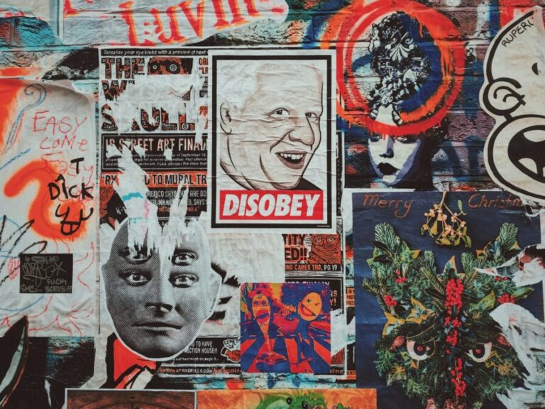 Backsteinwand mit Graffitis und Sticker