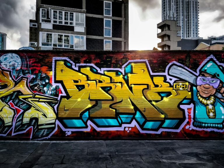 gelbes graffiti an einer mauer