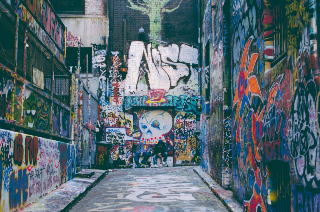 Gasse mit vielen Graffitis ein Schädel ist am ende der Gasse