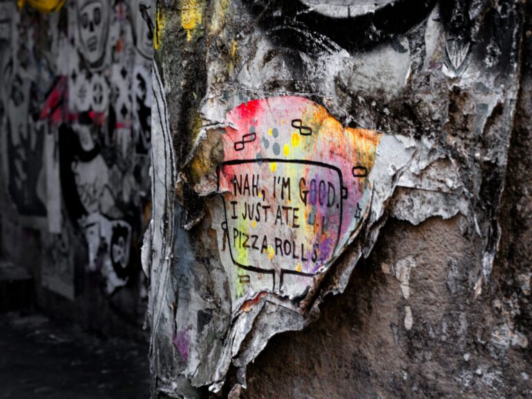 Paste-Up bild, zeigt verwetterte Kunst, dunkel
