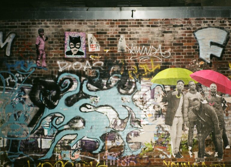 Dunkles bild, mit einer Gruppe Jungs unter einem Regenschirm