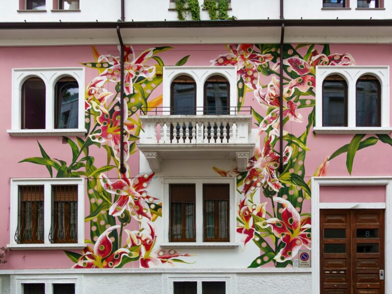 Blumen auf pinkem Hintergrund auf einer Hauswand