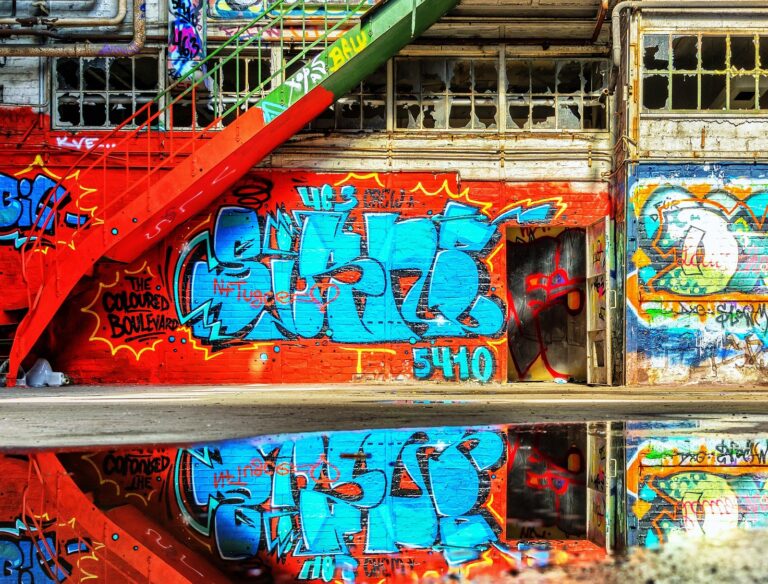 buntes graffiti an hauswände, der boden ist nass