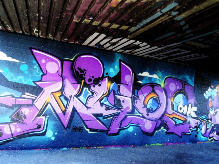 Unterführung mit lilanen Graffitis